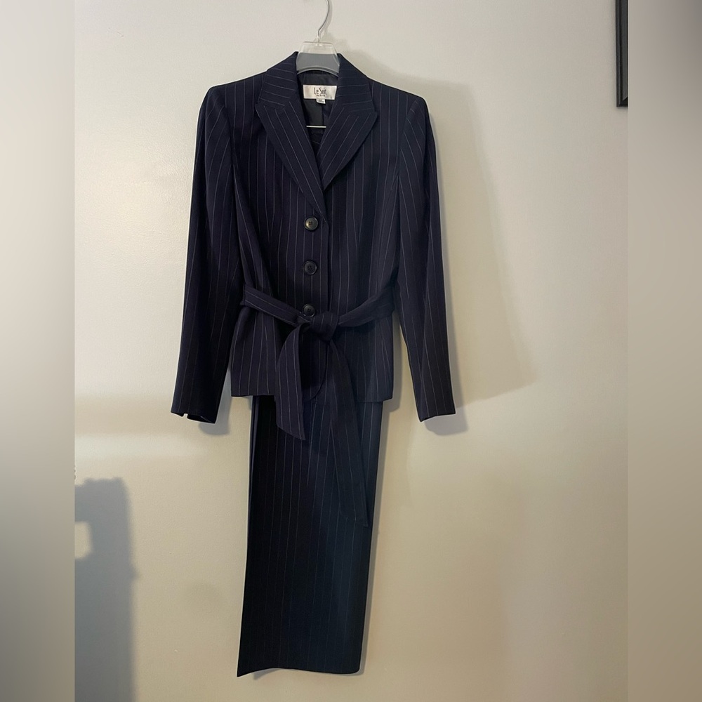 📖Le Suit Dark Blue Pinstripe Blazer with Belt - Picture 3 of 15
